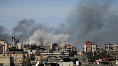Combatentes palestinos enfrentam forcas israelenses em torno do Hospital Al Shifa em Gaza