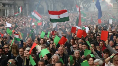 Hungaros protestam em peso contra governo Orban