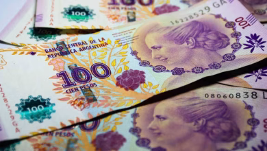 Peso argentino ultrapassa marca de 1.000 por dolar pela 1a vez