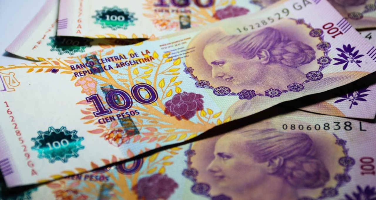 Peso argentino ultrapassa marca de 1.000 por dolar pela 1a vez